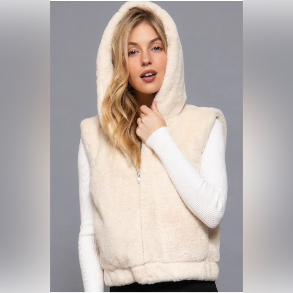 Active USA Vest Jacket Womens Small ivory Fuzzy Winter Hooded vest NWT